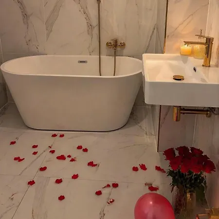 Апарт-отель Eden Jakuzzi, Sauna 3*